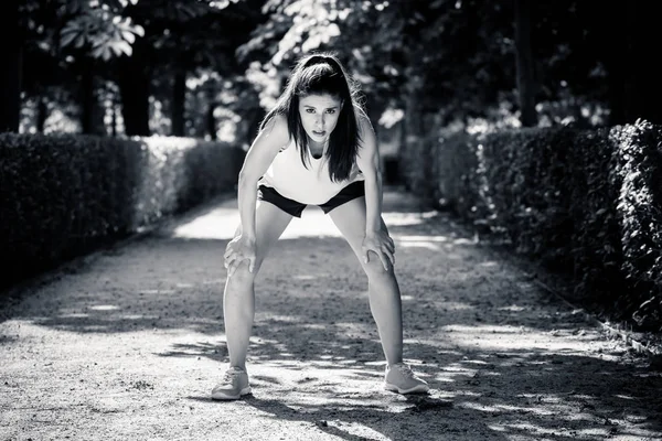 有吸引力的健身的画像拉丁妇女 生活方式穆迪表现肖像绿色现代城市公园健身运动理念 — 图库照片