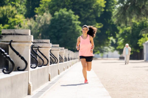 çalışan ve ağaçlar ve sarı yapraklar Şehir Park açık havada koşu eğitim sonbahar spor giyim kadın genç çekici ve mutlu atlet. Fitness ve sağlıklı yaşam konsepti