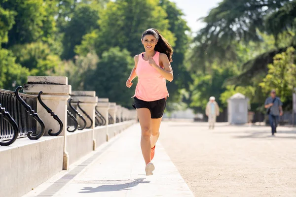 çalışan ve ağaçlar ve sarı yapraklar Şehir Park açık havada koşu eğitim sonbahar spor giyim kadın genç çekici ve mutlu atlet. Fitness ve sağlıklı yaşam konsepti