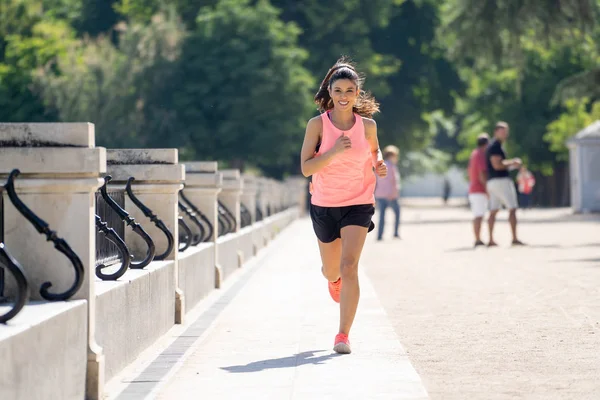 çalışan ve ağaçlar ve sarı yapraklar Şehir Park açık havada koşu eğitim sonbahar spor giyim kadın genç çekici ve mutlu atlet. Fitness ve sağlıklı yaşam konsepti