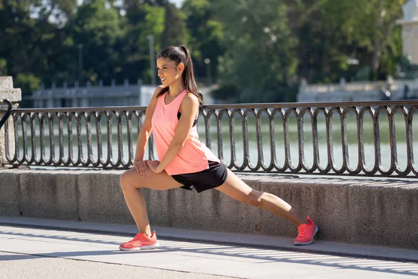 Daha önce fitness antrenman fitness sağlık kavramı vücudu germe içinde açık havada kadar ısınma Gölü sağlıklı genç bir kadın ile parkta genç çekici latin kadın egzersiz.