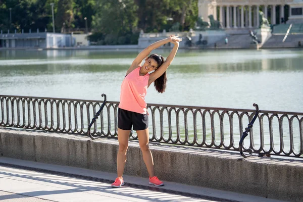 Daha önce fitness antrenman fitness sağlık kavramı vücudu germe içinde açık havada kadar ısınma Gölü sağlıklı genç bir kadın ile parkta genç çekici latin kadın egzersiz.