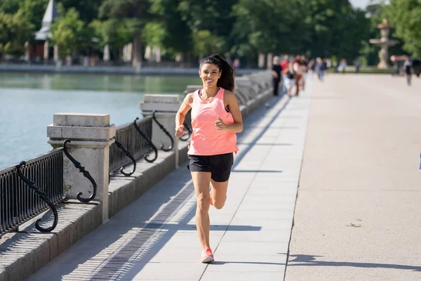 çalışan ve ağaçlar ve sarı yapraklar Şehir Park açık havada koşu eğitim sonbahar spor giyim kadın genç çekici ve mutlu atlet. Fitness ve sağlıklı yaşam konsepti