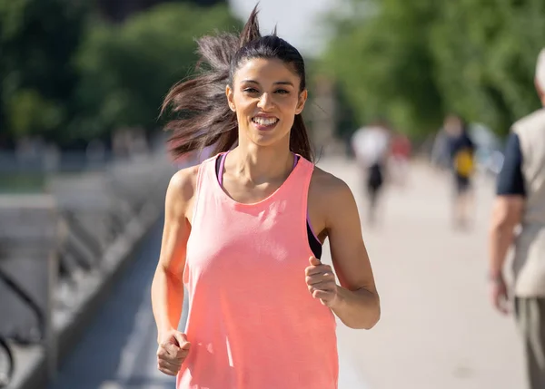 Młody Atrakcyjny Szczęśliwy Runner Kobieta Odzież Sportowa Jesień Uruchomiona Szkolenia — Zdjęcie stockowe