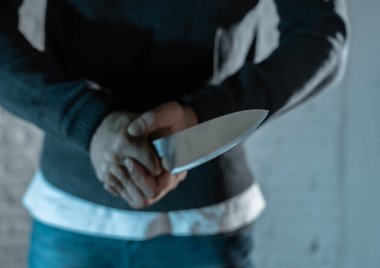 elinde bir bıçakla birini kapatın. tehlikeli adam Londra bıçak suç kavramı karanlıkta ayakta.