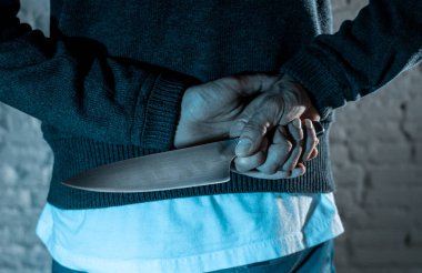 elinde bir bıçakla birini kapatın. tehlikeli adam Londra bıçak suç kavramı karanlıkta ayakta.