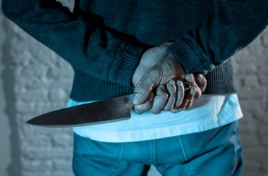 elinde bir bıçakla birini kapatın. tehlikeli adam Londra bıçak suç kavramı karanlıkta ayakta.