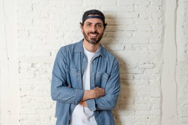 genç çekici hippi, trendy tarzı rahat şapka gayrı giyinme tutum ile mutlu poz serin gülümseyen adam arıyorum. Erkek moda kavramı.