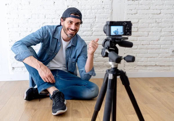 매력적인 젊은이 인터넷 블로그 블로거 개념에 삼각대에 비디오 카메라와 Hipster — 스톡 사진