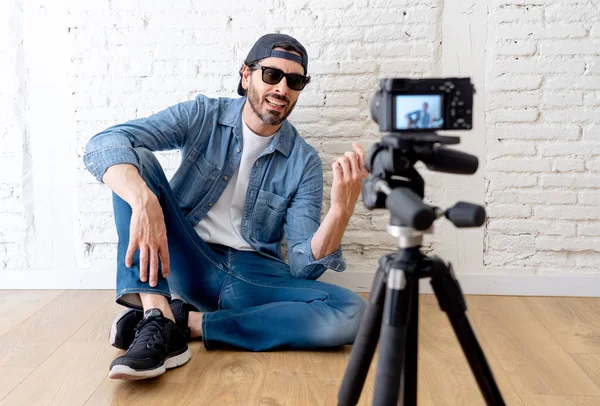 Junger Attraktiver Mann Lässiger Kleidung Hipster Stil Mit Videokamera Auf — Stockfoto