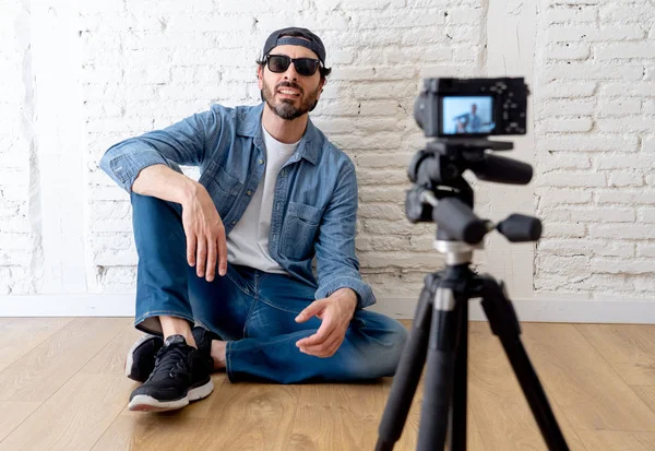 Joven Atractivo Hombre Ropa Casual Estilo Hipster Con Cámara Vídeo —  Fotos de Stock