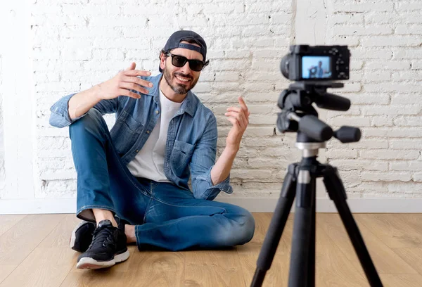 Junger Attraktiver Mann Lässiger Kleidung Hipster Stil Mit Videokamera Auf — Stockfoto