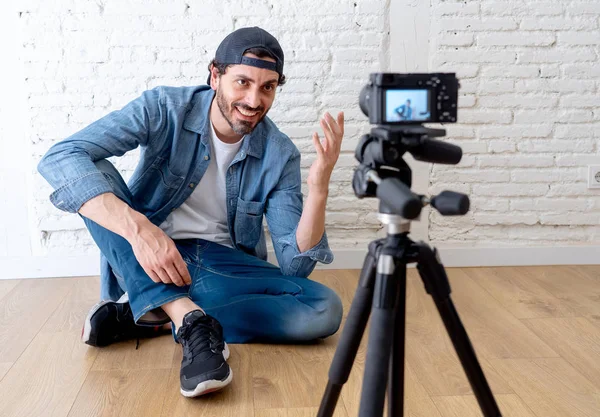 인터넷 블로그 블로거 개념에 삼각대에 비디오 카메라와 Hipster 스타일에서 캐주얼 — 스톡 사진