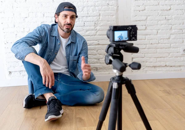 Junger Attraktiver Mann Lässiger Kleidung Hipster Stil Mit Videokamera Auf — Stockfoto
