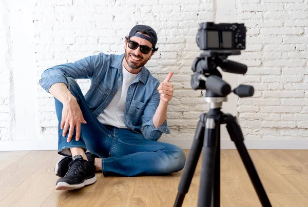 Jovem Atraente Homem Roupas Casuais Estilo Hipster Com Câmera Vídeo — Fotografia de Stock