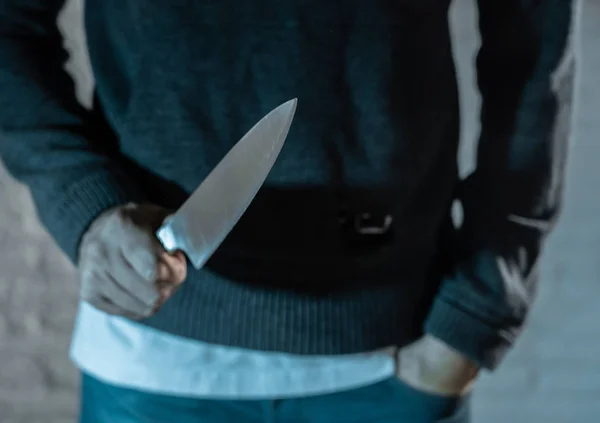 Закрыть Человека Держащего Нож Опасный Человек Стоящий Темноте Лондоне — стоковое фото