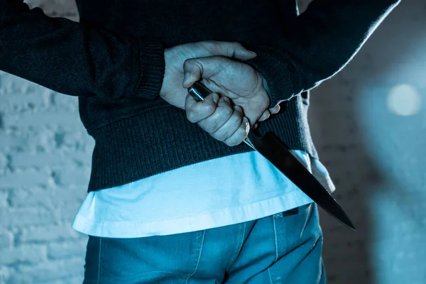 Закрыть Человека Держащего Нож Опасный Человек Стоящий Темноте Лондоне — стоковое фото