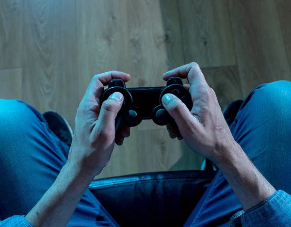 Концепция Зависимости Зависимости Закройте Руки Молодому Человеку Джойстиком Играющим Видеоигры — стоковое фото