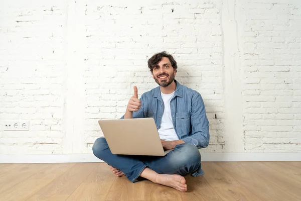 Retrato Del Hombre Latino Vestido Con Camiseta Camisa Azul Vaqueros — Foto de Stock