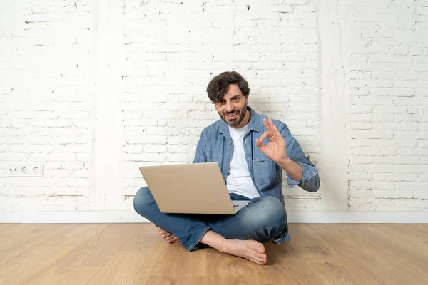 Retrato Del Hombre Latino Vestido Con Camiseta Camisa Azul Vaqueros — Foto de Stock