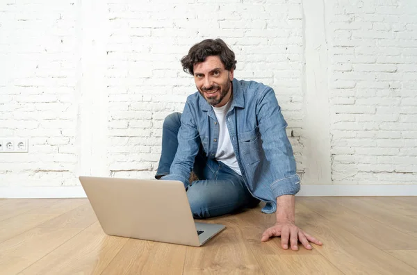 Porträt Eines Lateinischen Mannes Shirt Blauem Hemd Und Jeans Der — Stockfoto