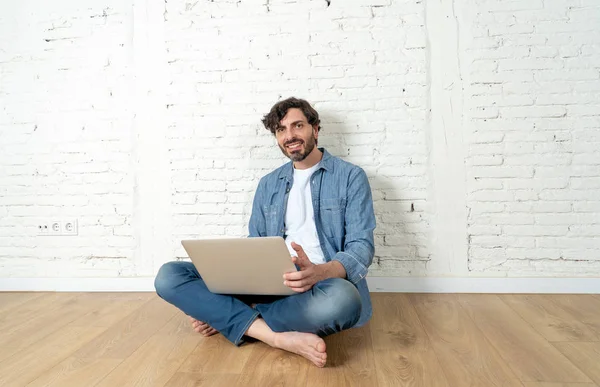 Retrato Del Hombre Latino Vestido Con Camiseta Camisa Azul Vaqueros — Foto de Stock