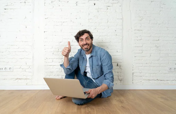 Porträtt Latin Man Klädd Shirt Blå Skjorta Och Jeans Som — Stockfoto