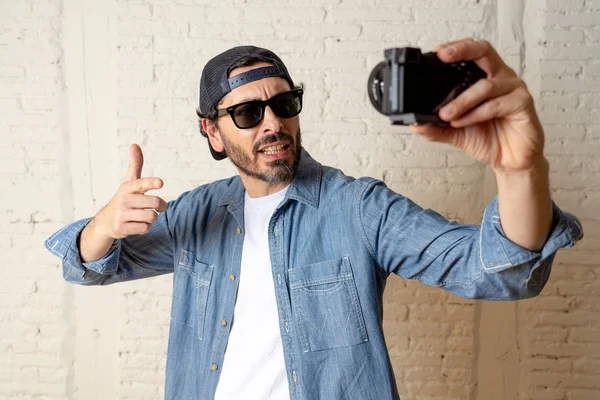 Joven Atractivo Hombre Vistiendo Ropa Casual Estilo Hipster Aspecto Moderno —  Fotos de Stock