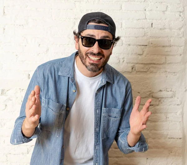 genç çekici hippi, trendy tarzı rahat şapka gayrı giyinme tutum ile mutlu poz serin gülümseyen adam arıyorum. Erkek moda kavramı.