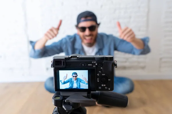 关闭年轻快乐的男性博客在相机屏幕上拍摄的技术概念的互联网视频 竖起大拇指的男人 — 图库照片