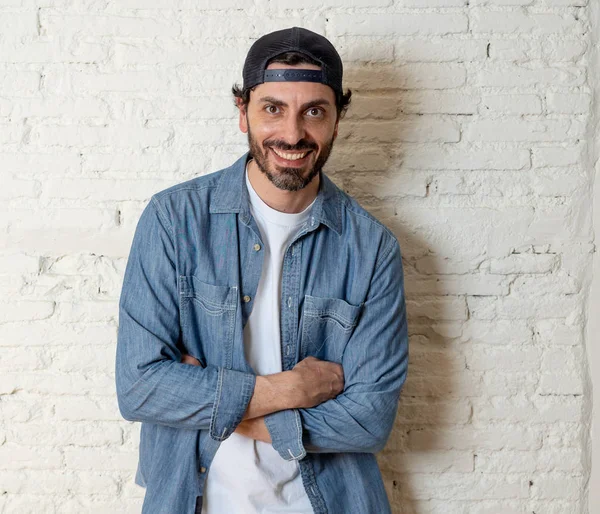 genç çekici hippi, trendy tarzı rahat şapka gayrı giyinme tutum ile mutlu poz serin gülümseyen adam arıyorum. Erkek moda kavramı.