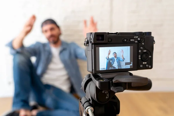 相机屏幕上年轻快乐男性博客的特写拍摄技术概念中的互联网视频 — 图库照片