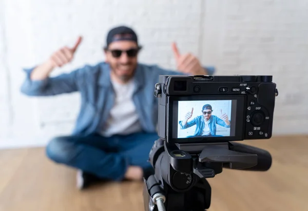 Close Junge Glückliche Männliche Blogger Vor Laufender Kamera Ein Video — Stockfoto