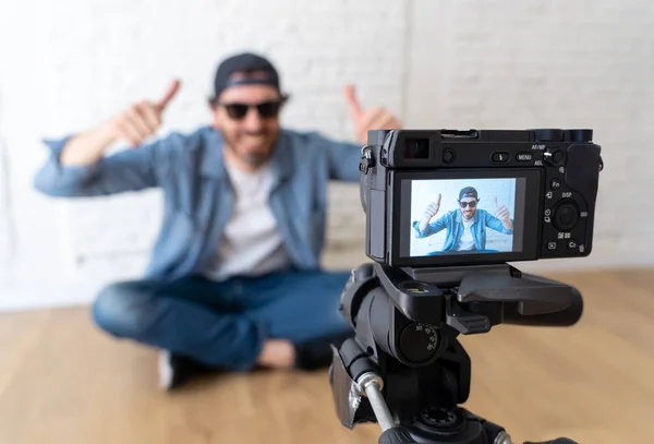 Close Junge Glückliche Männliche Blogger Vor Laufender Kamera Ein Video — Stockfoto