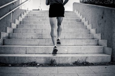 Siyah ve beyaz adam atlet eğitim ve egzersiz açık havada şehirde yapıyor kentsel şehir spor eğitim genç erkek koşucu atlet merdivenlerde üzerinde çalışan. Fitness ve egzersiz açık havada kentsel çevre