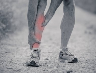 siyah beyaza yakın çekim acı bükülmüş veya kırık ayak bileği shin veya buzağı atlet runner eğitim kaza spor çalışan ayak bileği burkulması kavramı dokunmadan runner