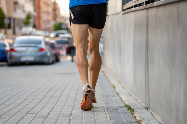 Close Van Sport Mans Benen Uitgevoerd Met Sport Achtergrond Stedelijke — Stockfoto