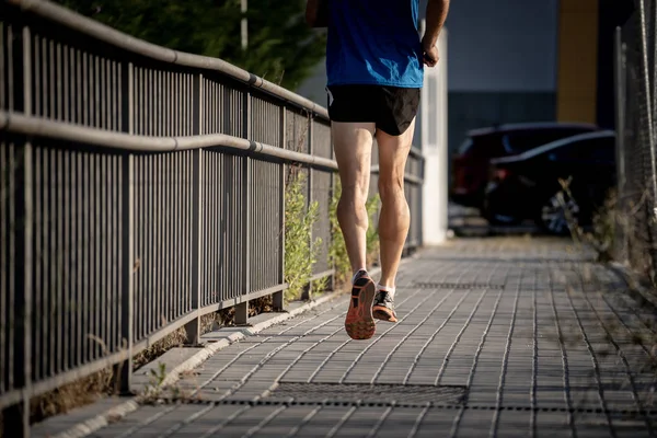 Fechar Esportes Homens Pernas Correndo Com Fundo Desportivo Urbano Cidade — Fotografia de Stock