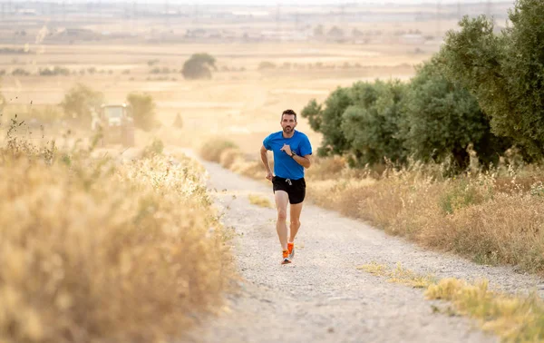 Corredor Fitness Executando Cross Country Extremo Treinamento Corrida Pista Rural — Fotografia de Stock