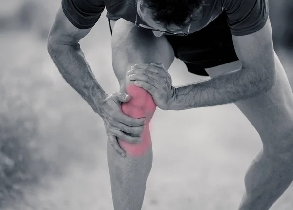 Primer Plano Blanco Negro Del Corredor Deportivo Lesionándose Rodilla Después — Foto de Stock