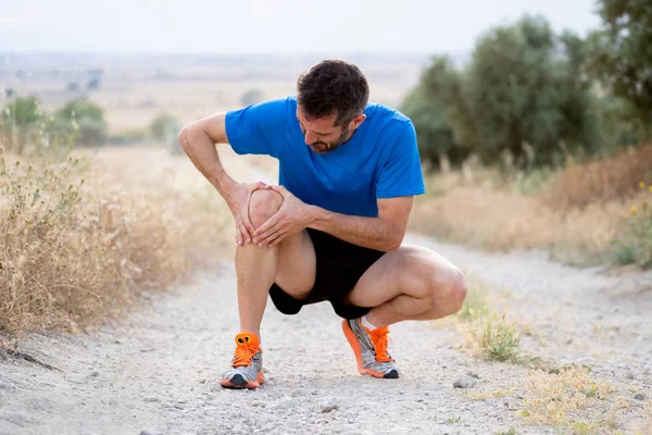 Człowiek Młody Sport Silną Sportowe Nogi Trzymając Kolana Rękoma Bólu — Zdjęcie stockowe