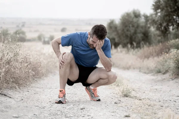 Joven Deportista Con Fuertes Piernas Atléticas Sosteniendo Rodilla Con Las — Foto de Stock