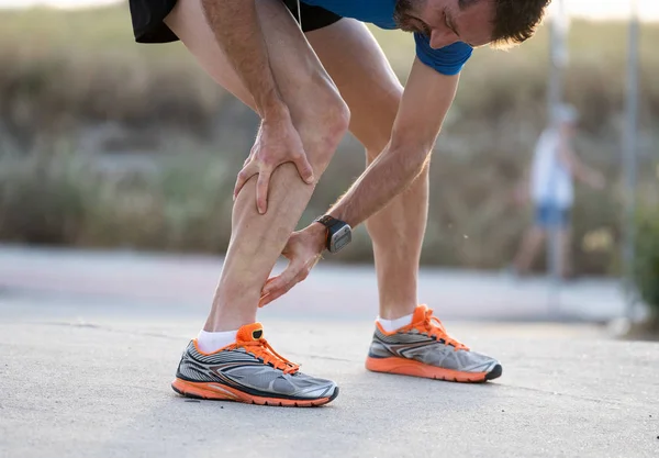 Närbild Löpare Att Röra Smärtsamma Vridna Eller Bruten Fotled Shin — Stockfoto