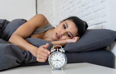 Genç güzel İspanyol kadın evde yatak odası acı uykusuzluk uyku bozukluğu uyumaya çalışıyor geceleri yatakta yatan ya da kabuslar üzülmüş korkmuş ruh sağlığı kavramı endişeli