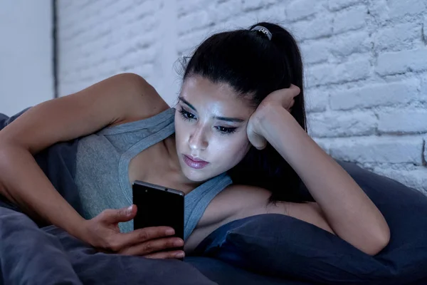 Giovane Bella Donna Latina Letto Tarda Notte Parlando Utilizzando Telefono — Foto Stock