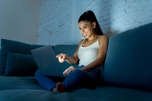 Jeune Femme Hispanique Attrayante Détendue Maison Souriant Heureux Sur Canapé — Photo