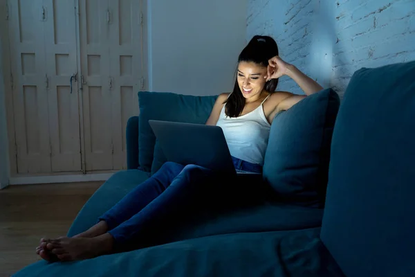 Joven Atractiva Mujer Hispana Relajada Casa Sonriendo Feliz Sofá Sofá — Foto de Stock