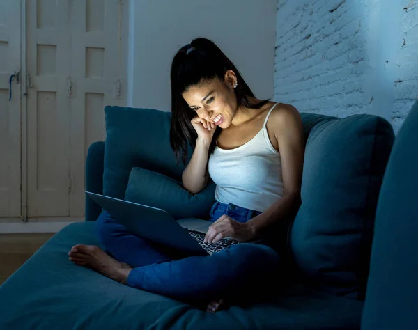 Jeune Femme Hispanique Attrayante Détendue Maison Souriant Heureux Sur Canapé — Photo