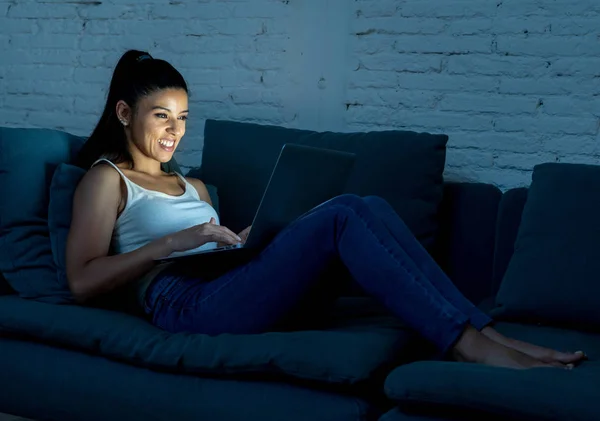 Jeune Femme Hispanique Attrayante Détendue Maison Souriant Heureux Sur Canapé — Photo