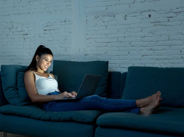 Jeune Femme Hispanique Attrayante Détendue Maison Souriant Heureux Sur Canapé — Photo